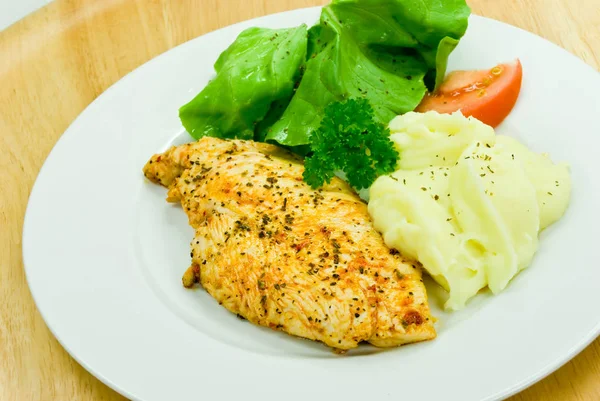 Petto Pollo Con Purea Insalata — Foto Stock