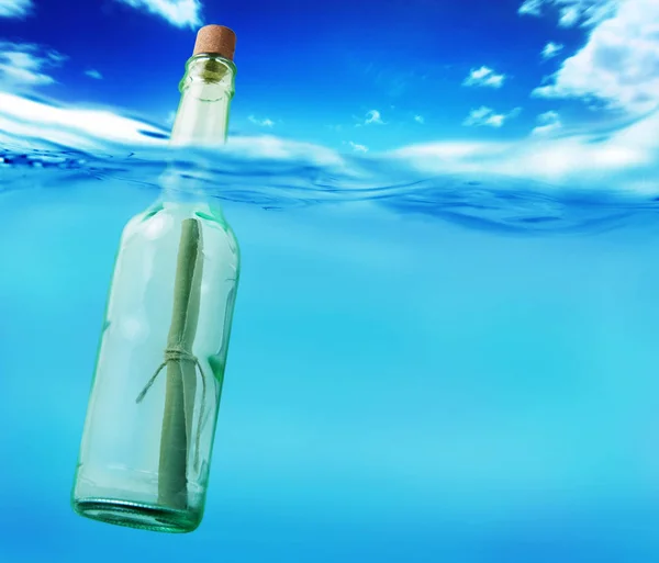Flaska Vodka Klarblå Himmel — Stockfoto