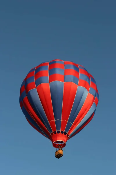 Piros Kék Hőlégballon — Stock Fotó