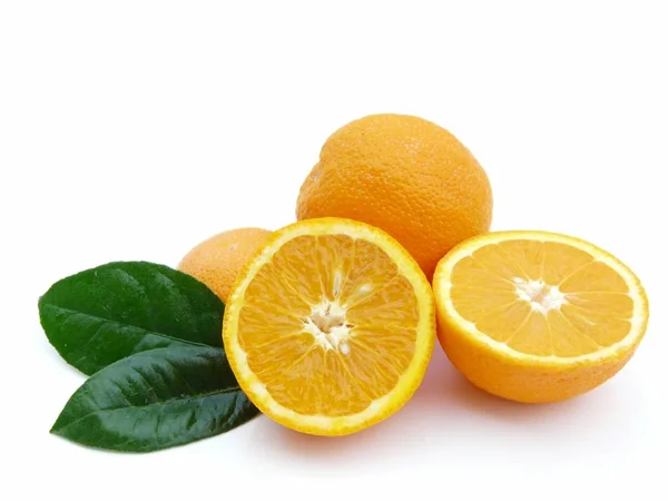 Świeże Dojrzałe Pomarańcze Wyizolowane Białym Tle — Zdjęcie stockowe