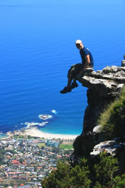 在悬崖上穿着蓝色西服的男人 — 图库照片