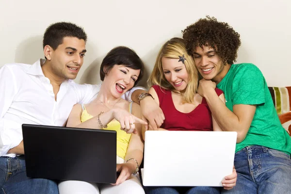 Grupo Pessoas Usando Laptop Estúdio — Fotografia de Stock