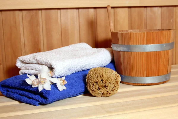 木桌上堆放的毛巾和毛巾 — 图库照片
