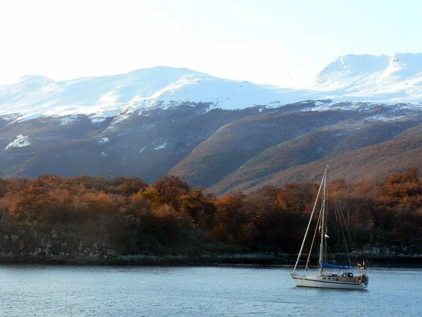 Zeilboot Verankerd Herfst Patagonië — Stockfoto