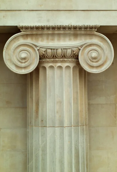 希腊风格的砂岩柱 — 图库照片