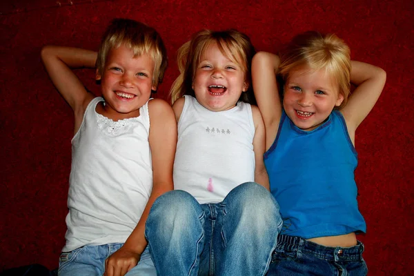 Tre Skrattande Glada Blonda Barn — Stockfoto