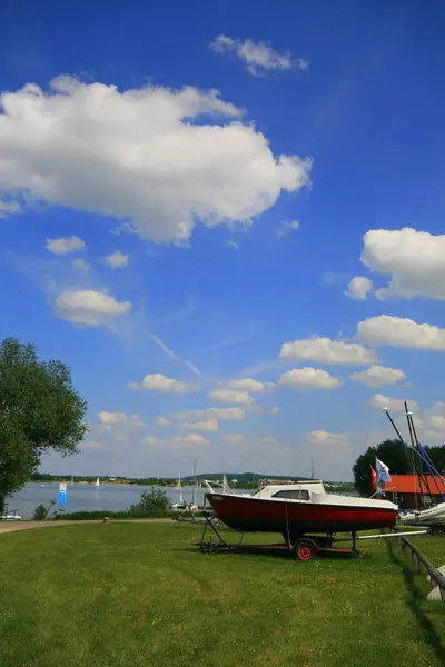 Krajina Lodí Jezerem — Stock fotografie