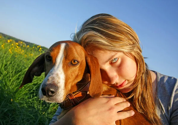 Porträt Eines Attraktiven Mädchens Bei Tag — Stockfoto