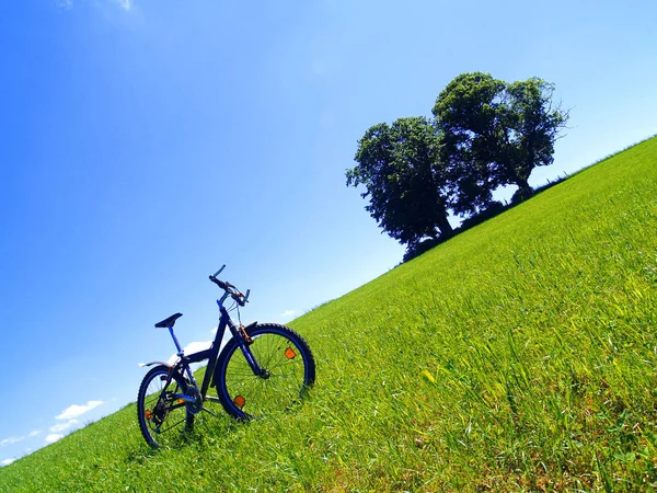 Bicicleta Colina Com Céu Azul — Fotografia de Stock