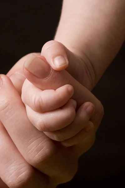 Mano Los Niños Apretando Dedo Para Adultos — Foto de Stock