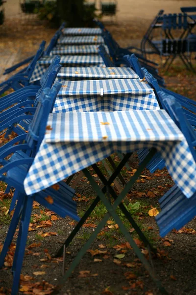 Picknickbord Med Filt Och Ett Rött Paraply — Stockfoto