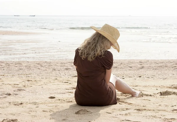 Mujer Joven Vestida Sombrero Playa — Foto de Stock