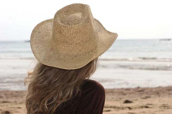 Jovem Mulher Vestindo Chapéu Praia — Fotografia de Stock