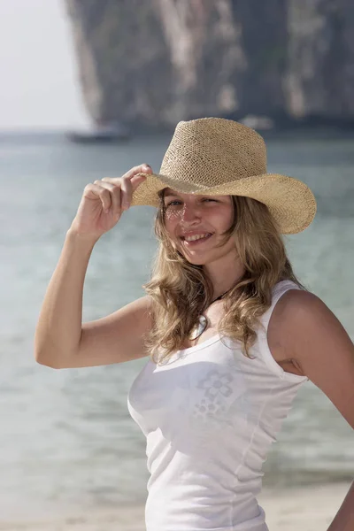 タイのビーチで若い女性が — ストック写真