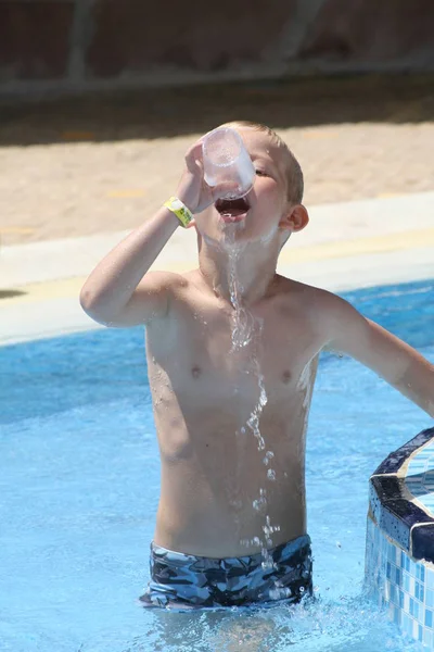Хлопчик Грає Водою Басейні — стокове фото