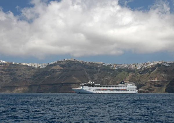 Thira Met Cruiseschip — Stockfoto