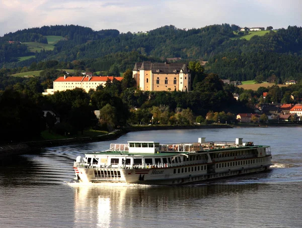 Kabinenschiff Mozart Vor Burg Grein — Stockfoto
