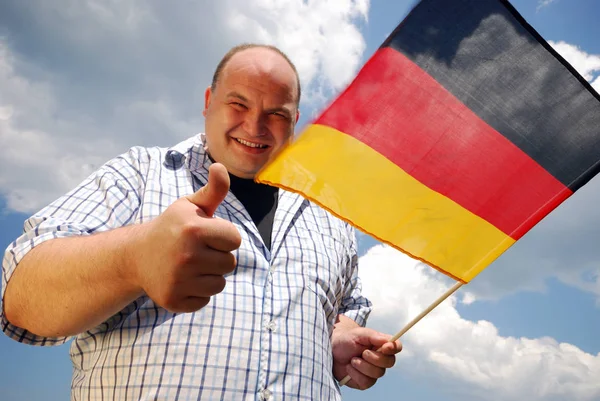 Hombre Que Tiene Una Bandera Bronce — Foto de Stock