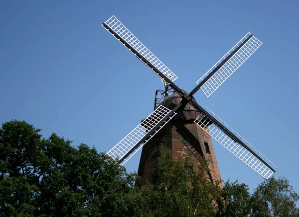 Naturskön Utsikt Över Landskapet Med Väderkvarnsbyggnad — Stockfoto