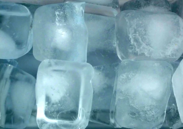 透明な冷たい氷のキューブ — ストック写真