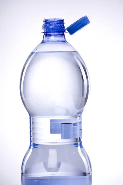 Wasserflasche Isoliert Auf Weißem Hintergrund — Stockfoto