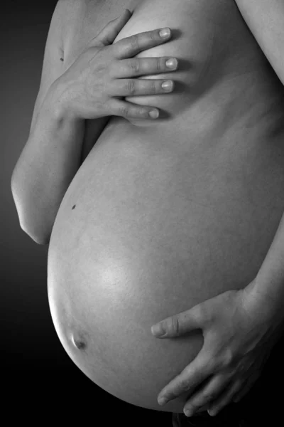 Zwanger Vrouw Met Handen Haar Buik — Stockfoto