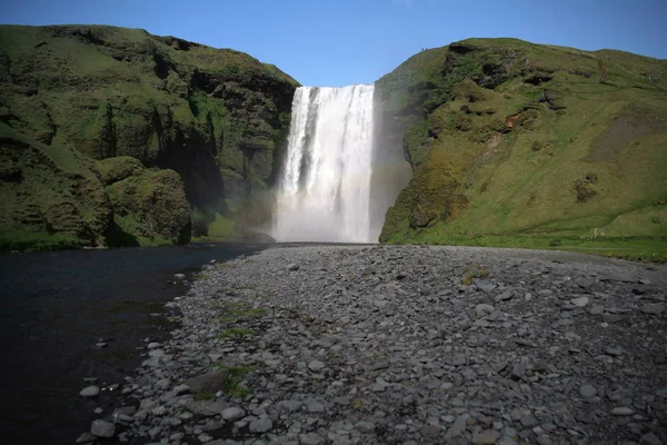 自然を背景にした美しい滝 — ストック写真