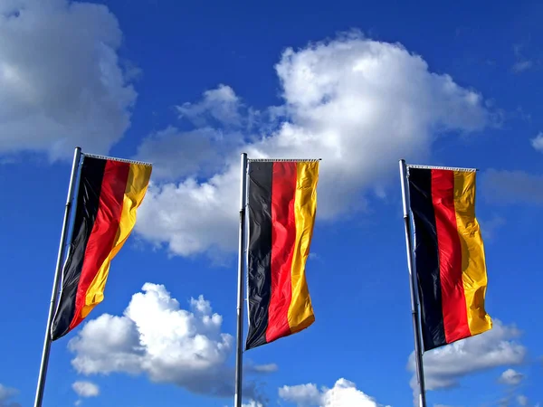 Γερμανικές Σημαίες Και Γαλάζιος Ουρανός — Φωτογραφία Αρχείου