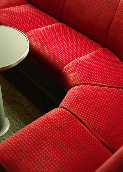 赤いシートの革のソファのクローズアップビュー 選択的フォーカス — ストック写真