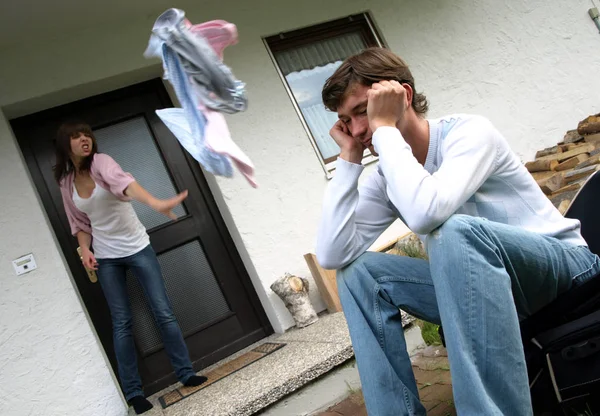 Man Sitter Gården Medan Frun Grälar — Stockfoto