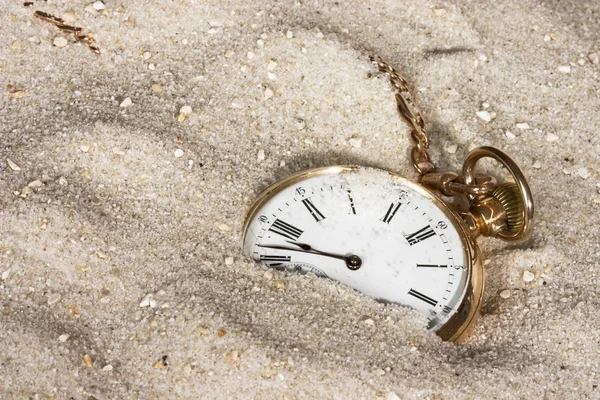 砂の上の古い懐中時計 — ストック写真