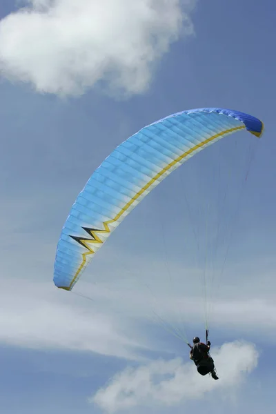 Parapente Voando Céu — Fotografia de Stock