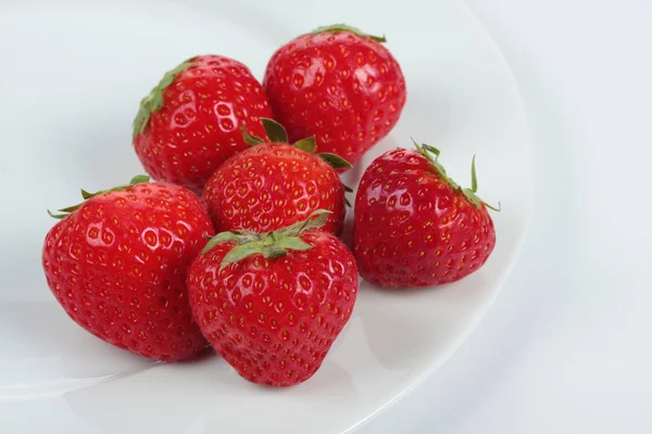 Erdbeeren Auf Einem Teller — Stockfoto