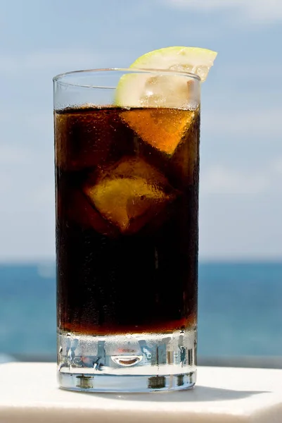 海滩上的可乐杯 — 图库照片