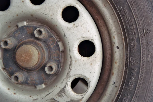 古い車のタイヤとホイール — ストック写真