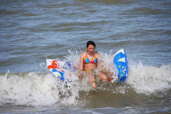 Jovem Surfando Ondas Mar — Fotografia de Stock