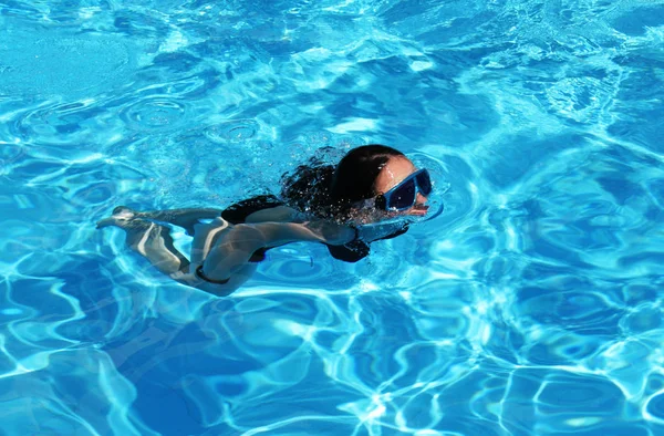Yüzme Havuzunda Genç Bir Kadın — Stok fotoğraf