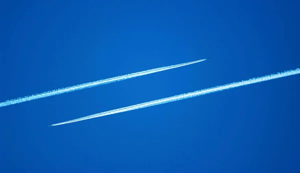 空の蒸気道航空機が作る線状の雲 — ストック写真