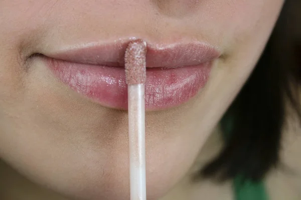 Close Van Een Jonge Vrouw Met Een Lippenstift — Stockfoto