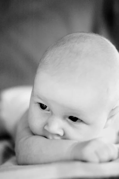 Baby Lernt Kopf Heben — Stockfoto