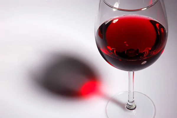 シャドウ付き赤ワイングラス2 — ストック写真