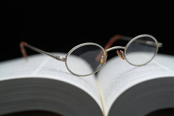 Cierre Las Gafas Lectura Grandes Libros — Foto de Stock