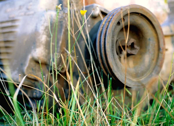 Parte Del Motore Del Veicolo Polveroso Erba Primo Piano — Foto Stock