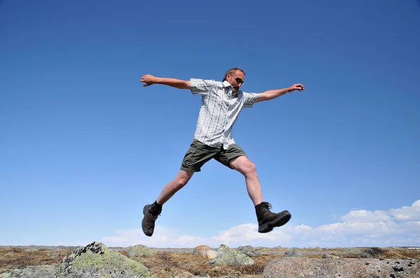 Hombre Saltando Cima Montaña —  Fotos de Stock