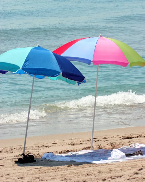 Sonnenschirm Und Meer — Stockfoto
