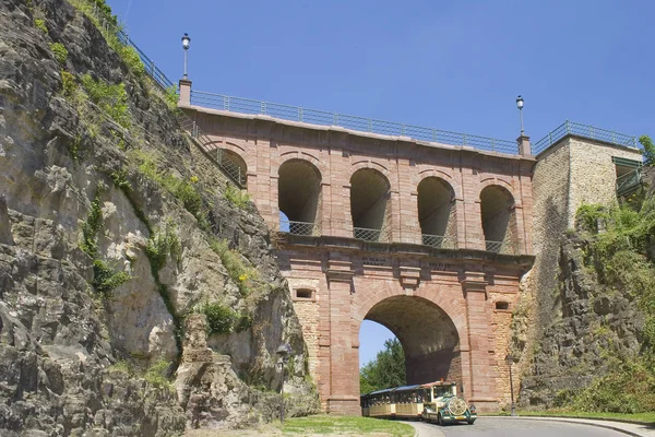 城堡桥 带有旅游火车的豪华城堡 — 图库照片
