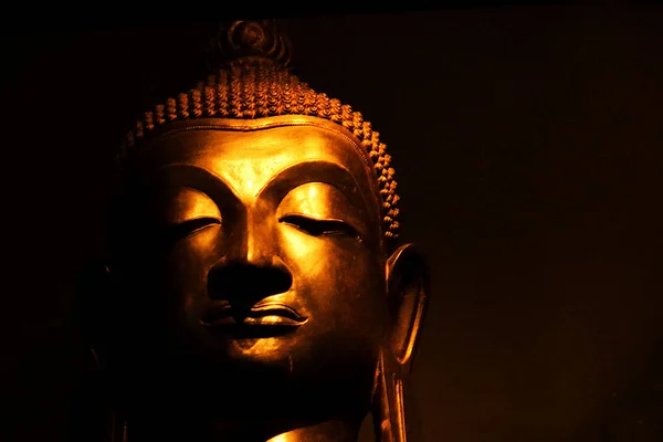 Άγαλμα Βούδα Εσωτερικούς Χώρους Βράδυ — Φωτογραφία Αρχείου