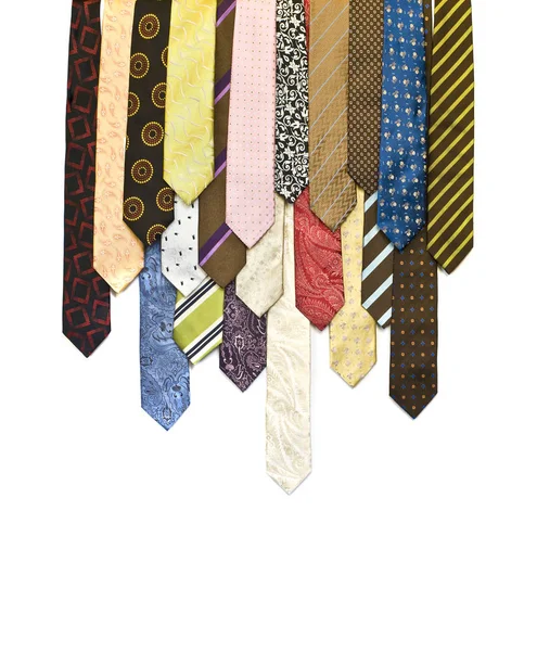 白い背景に隔離された様々な色のネクタイのセット — ストック写真