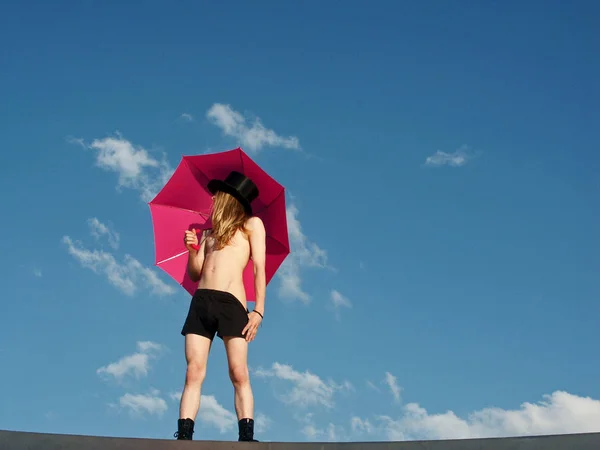 Ung Kvinna Med Paraply Stranden — Stockfoto