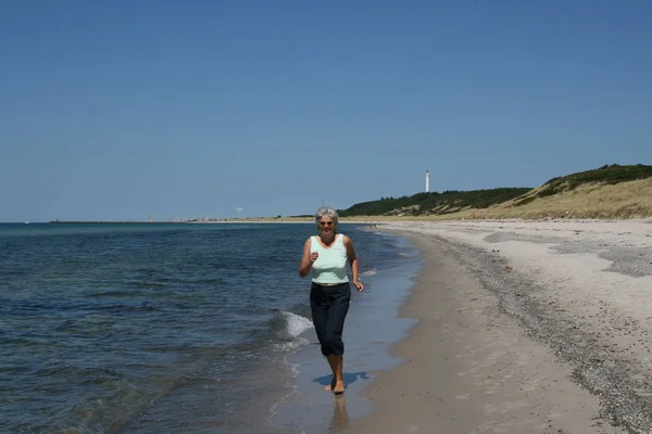 Jeune Femme Vêtements Sport Courir Sur Plage — Photo